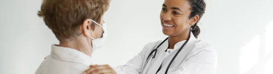 side-view-smiley-doctor-talking-patient (1)